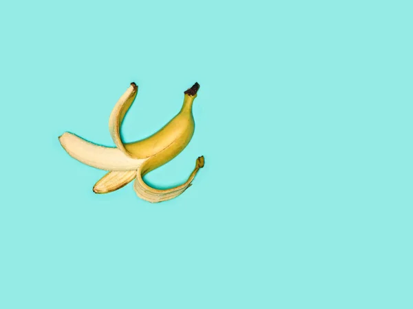 Banana Semi Purificada Fresca Única Contra Fundo Azul — Fotografia de Stock