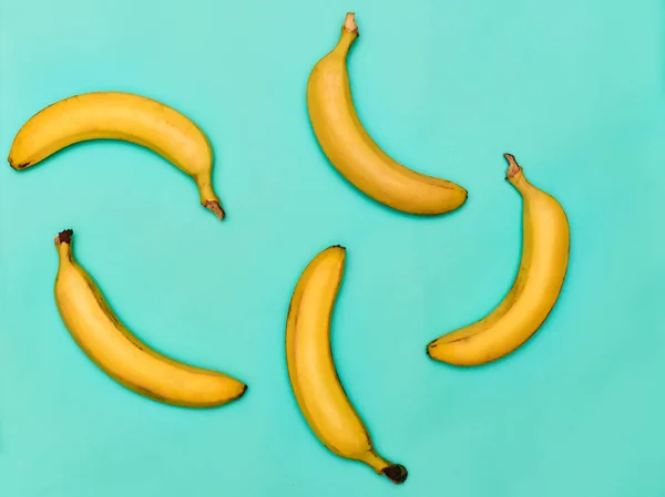 Gruppen av bananer mot blå bakgrund — Stockfoto