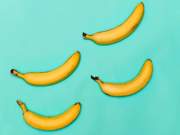 Skupina banánů modrém pozadí — Stock fotografie