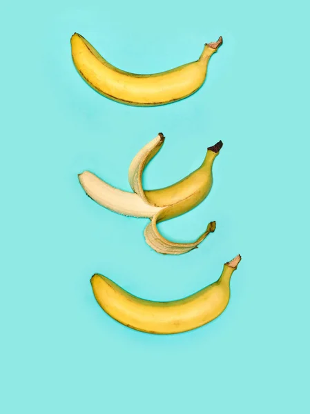 Skupina banánů modrém pozadí — Stock fotografie