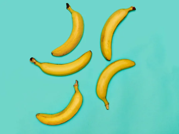 Gruppen av bananer mot blå bakgrund — Stockfoto