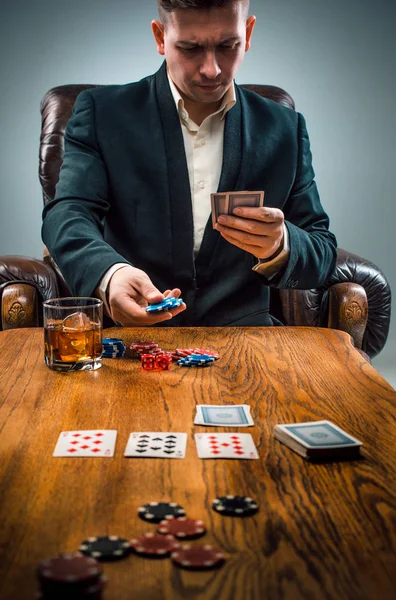 Człowiek, frytki z gamblings, napój i karty do gry — Zdjęcie stockowe