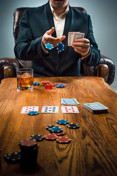 El hombre, fichas para jugar, beber y jugar a las cartas —  Fotos de Stock