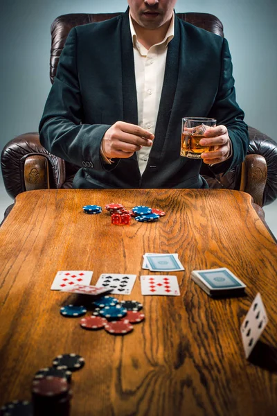El hombre, fichas para jugar, beber y jugar a las cartas —  Fotos de Stock