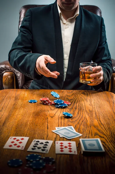 남자, gamblings, 음료 및 카드 놀이 대 한 칩 — 스톡 사진