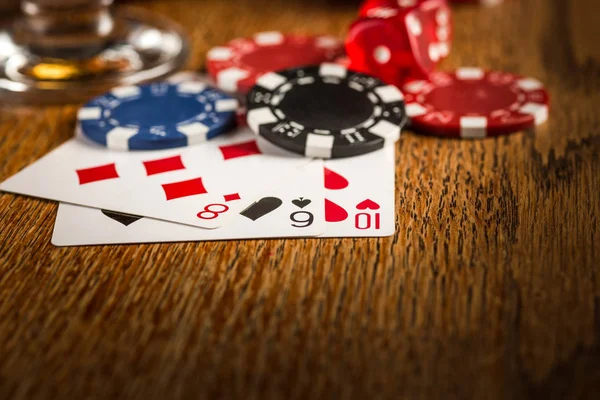 Szivar, chips, gamblings, ital és játékkártyák — Stock Fotó