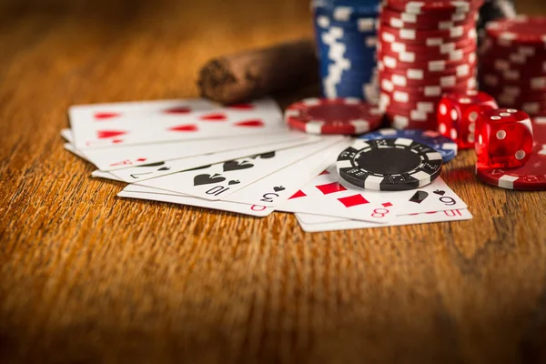 Charuto, fichas para jogar, beber e jogar cartas — Fotografia de Stock