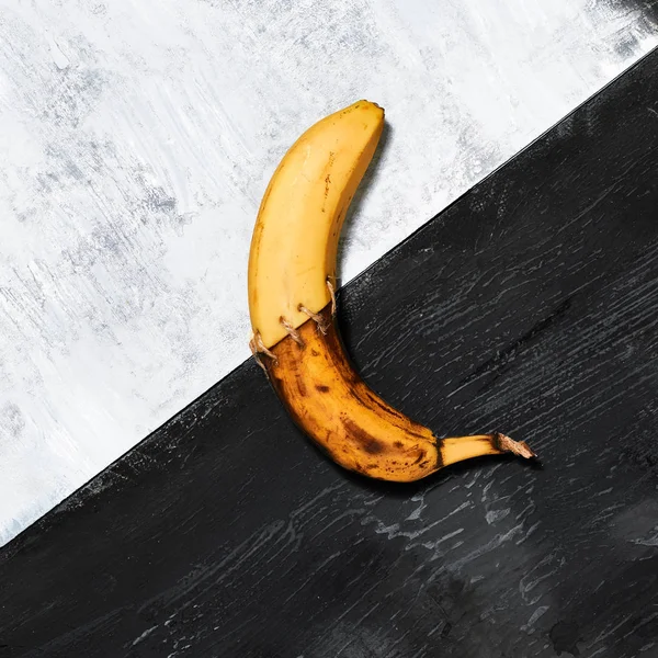 Один Свежий Банан Синем Фоне Концепция Свежих Гниющих Фруктов — стоковое фото