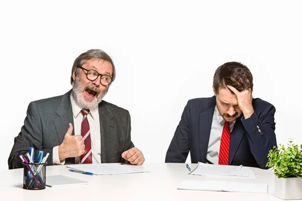 Los dos colegas que trabajan juntos en la oficina sobre fondo blanco . — Foto de Stock