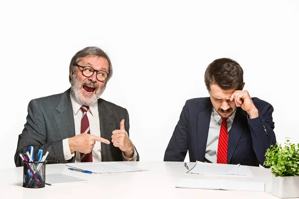 Los dos colegas que trabajan juntos en la oficina sobre fondo blanco . — Foto de Stock