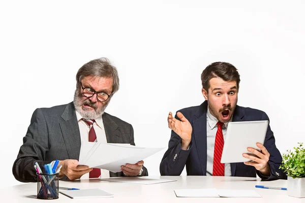 Os dois colegas que trabalham em conjunto no escritório sobre fundo branco . — Fotografia de Stock