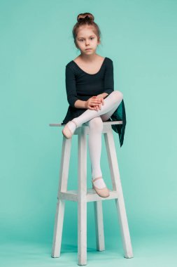 Mavi arka plan üzerinde küçük balerin dansçı