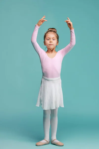 Mavi arka plan üzerinde küçük balerin dansçı — Stok fotoğraf