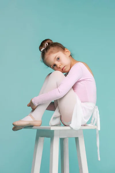 A pequena dançarina de balerina no fundo azul — Fotografia de Stock