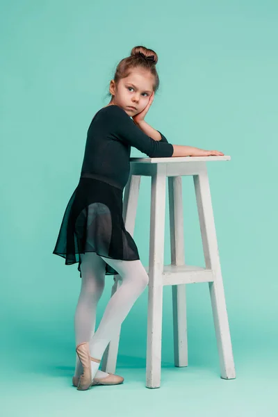 A pequena dançarina de balerina no fundo azul — Fotografia de Stock