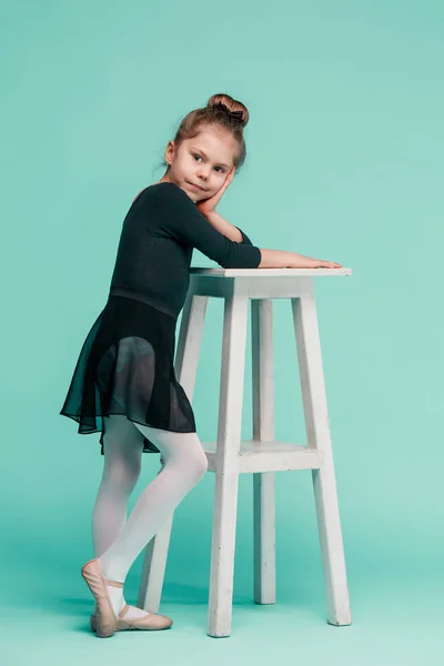 A pequena dançarina de balerina no fundo azul — Fotografia de Stock