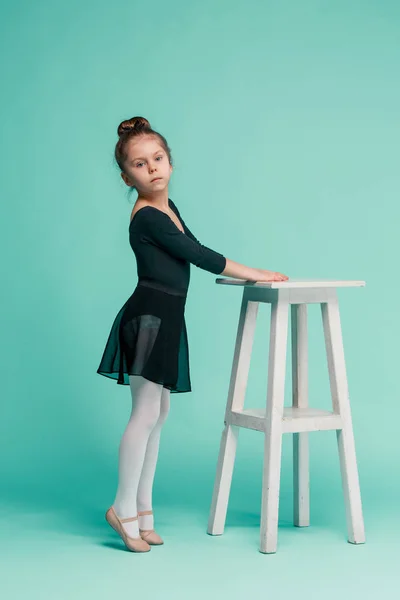 De kleine balerina-danser op blauwe achtergrond — Stockfoto