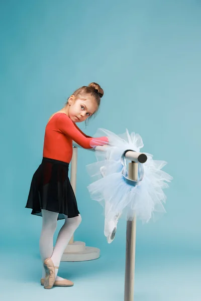 La pequeña bailarina de balerina sobre fondo azul — Foto de Stock