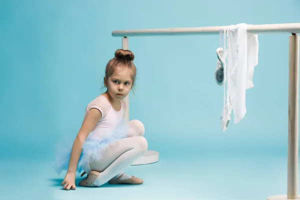 在蓝色背景上的小 balerina 舞者 — 图库照片