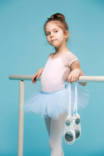 A pequena dançarina de balerina no fundo azul — Fotografia de Stock