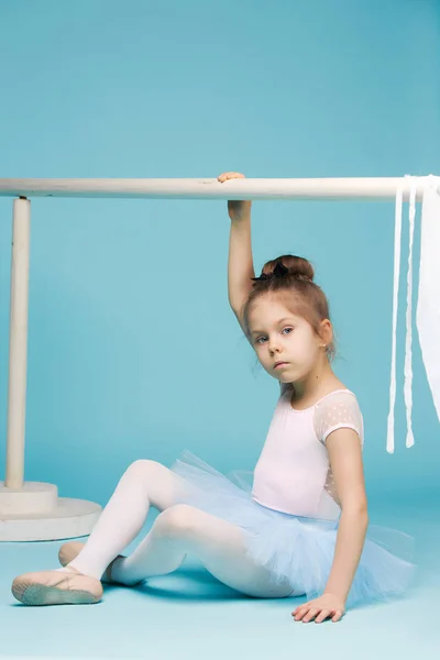 Malá balerína tanečnice na modrém pozadí — Stock fotografie