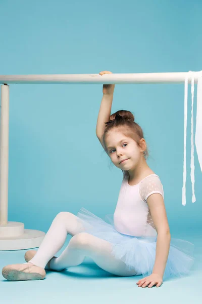 Penari balerina kecil dengan latar belakang biru — Stok Foto