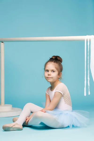 A pequena dançarina de balerina no fundo azul — Fotografia de Stock