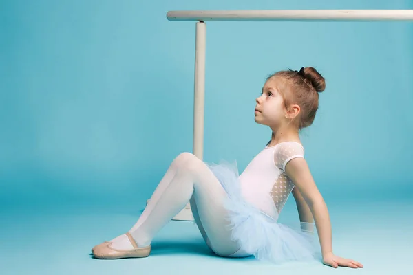 Balerina mała tancerka na niebieskim tle — Zdjęcie stockowe