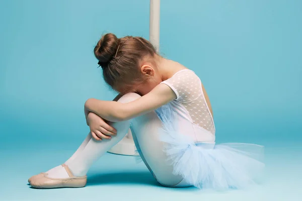 Die kleine Balerina-Tänzerin auf blauem Hintergrund — Stockfoto