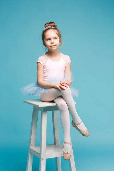 Die kleine Balerina-Tänzerin auf blauem Hintergrund — Stockfoto