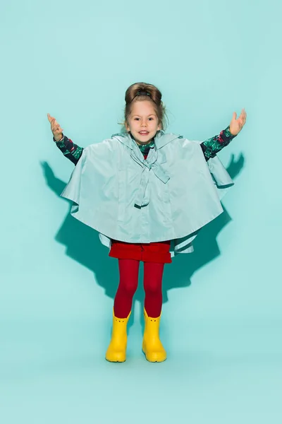 Bambina in posa in stile moda indossando abbigliamento autunno . — Foto Stock