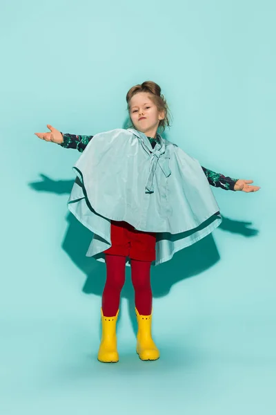 Μικρό κορίτσι που παρουσιάζουν το στυλ της μόδας φορώντας ρούχα. — Φωτογραφία Αρχείου