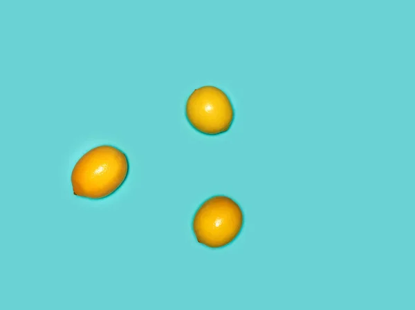 Свежие лимоны на синем фоне — стоковое фото