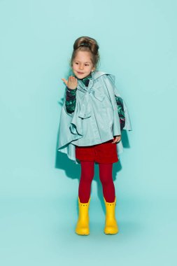 Küçük kız sonbahar giyim moda stil içinde poz.
