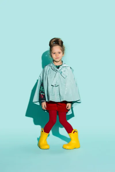 Mała dziewczynka pozowanie w stylu mody jesień ubrana. — Zdjęcie stockowe
