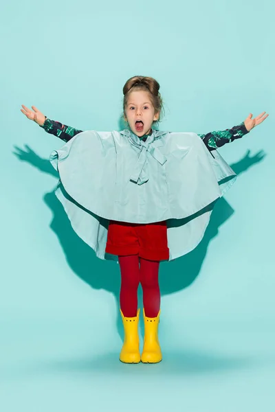 Bambina in posa in stile moda indossando abbigliamento autunno . — Foto Stock