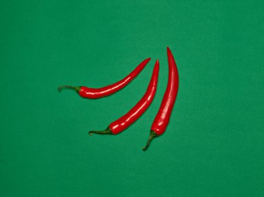 acı biber ve yeşil bir arka plan üzerinde kırmızı biber