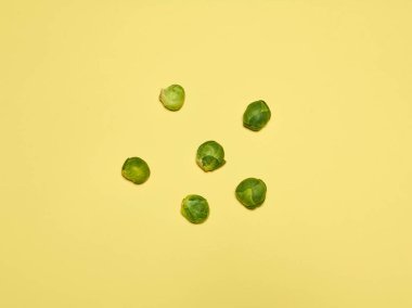 Brüksel lahanası sarı bir arka plan üzerinde yığınları