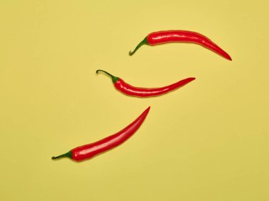 acı biber ve Sarı zemin üzerine kırmızı biber