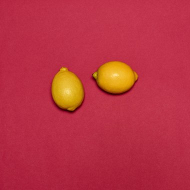 Kırmızı zemin üzerine limon