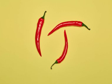 acı biber ve Sarı zemin üzerine kırmızı biber