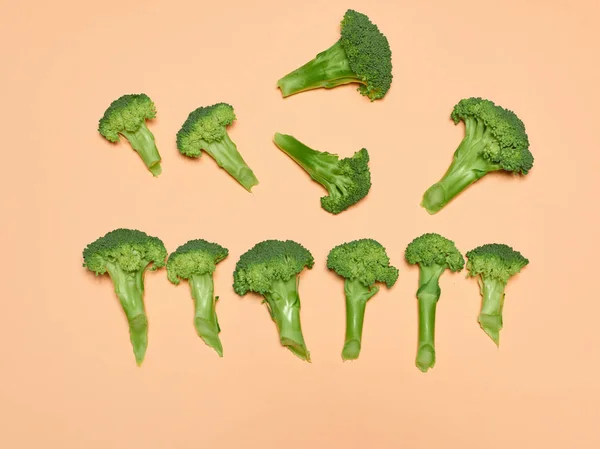 De verse broccoli op roze achtergrond — Stockfoto