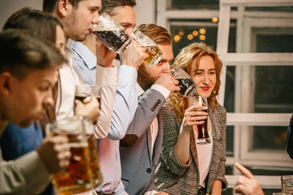 Группа друзей, наслаждающихся вечерними напитками с пивом — стоковое фото