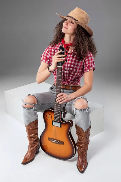 The cowgirl fashion woman over a gray background — Stock Photo, Image