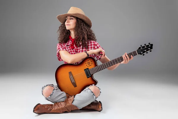 The cowgirl fashion woman over a gray background — Stock Photo, Image