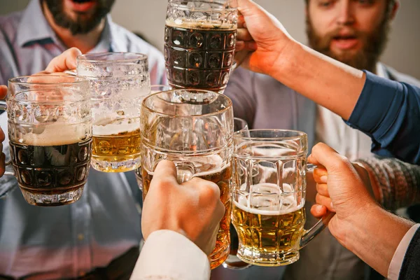 Gruppe von Freunden genießt Abendgetränke mit Bier — Stockfoto