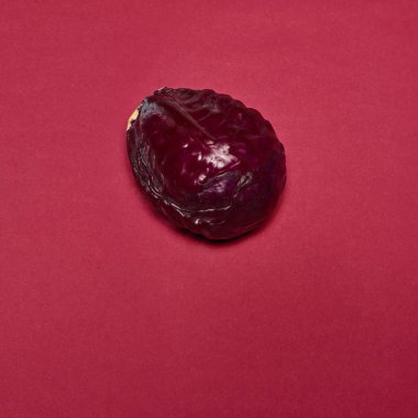 Kırmızı bir arka plan üzerinde taze kırmızı lahana