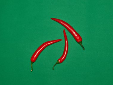 Acı biber ve yeşil bir arka plan üzerinde kırmızı biber