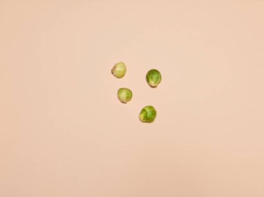 Brüksel lahanası pembe bir arka plan üzerinde birçok yığınları