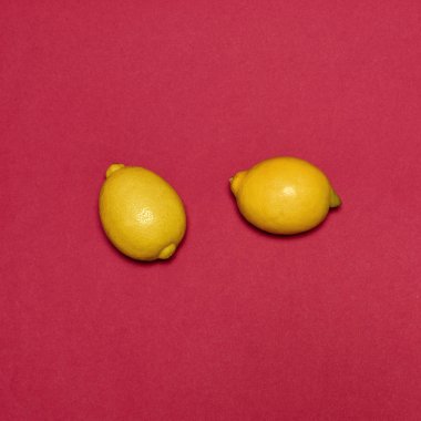 Kırmızı zemin üzerine taze limon